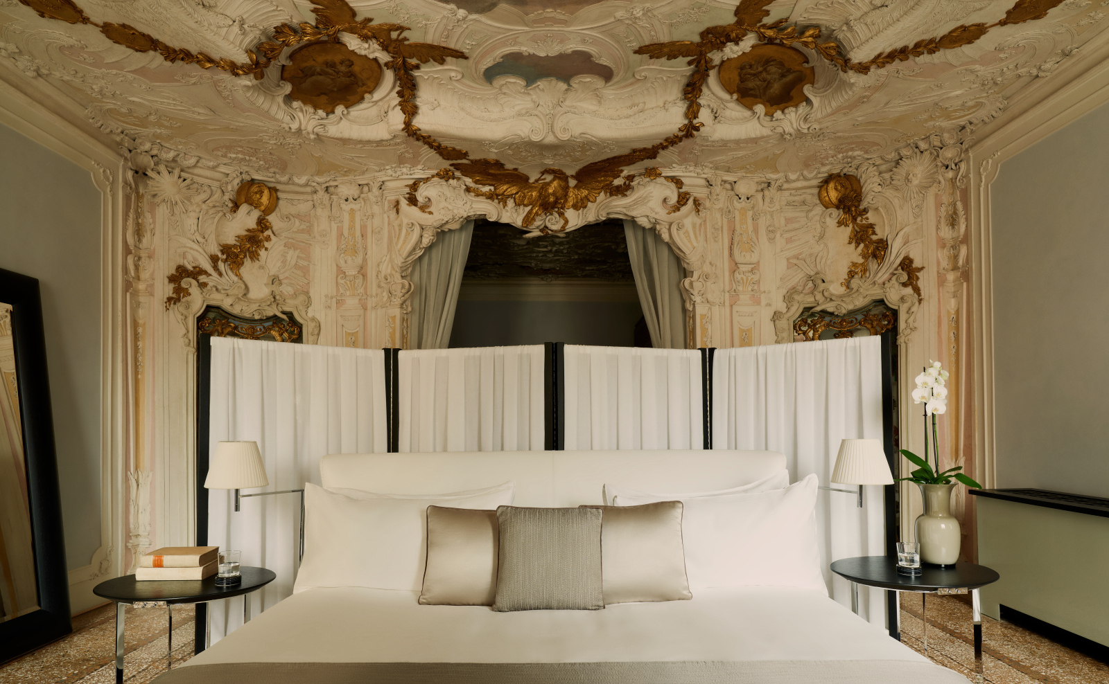 aman-venice-accommodation-alcova-tiepolo-suite-bedroom_3