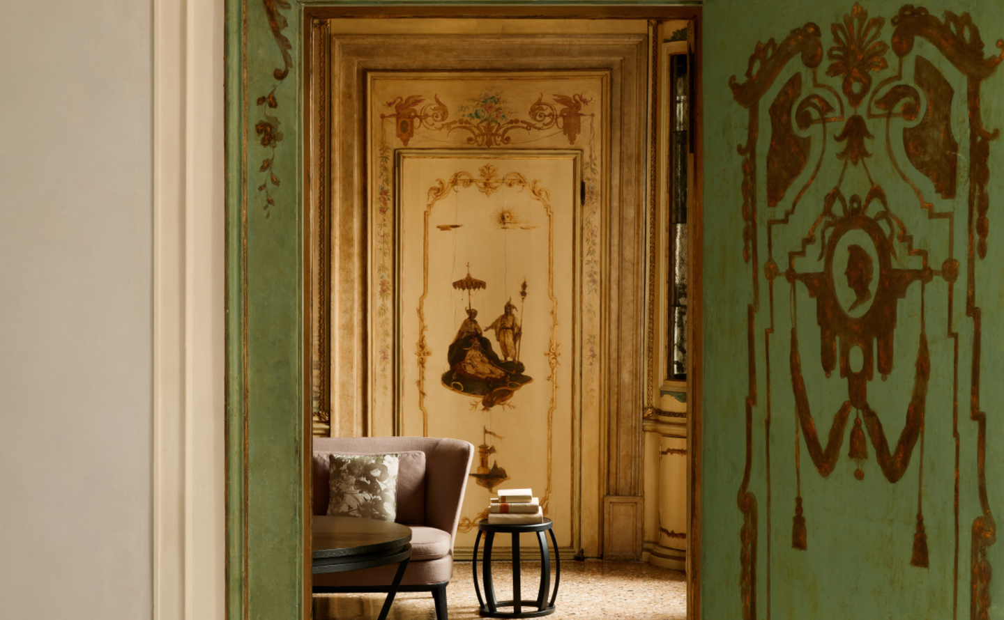 aman-venice-accommodation-alcova-tiepolo-suite-living-room_4