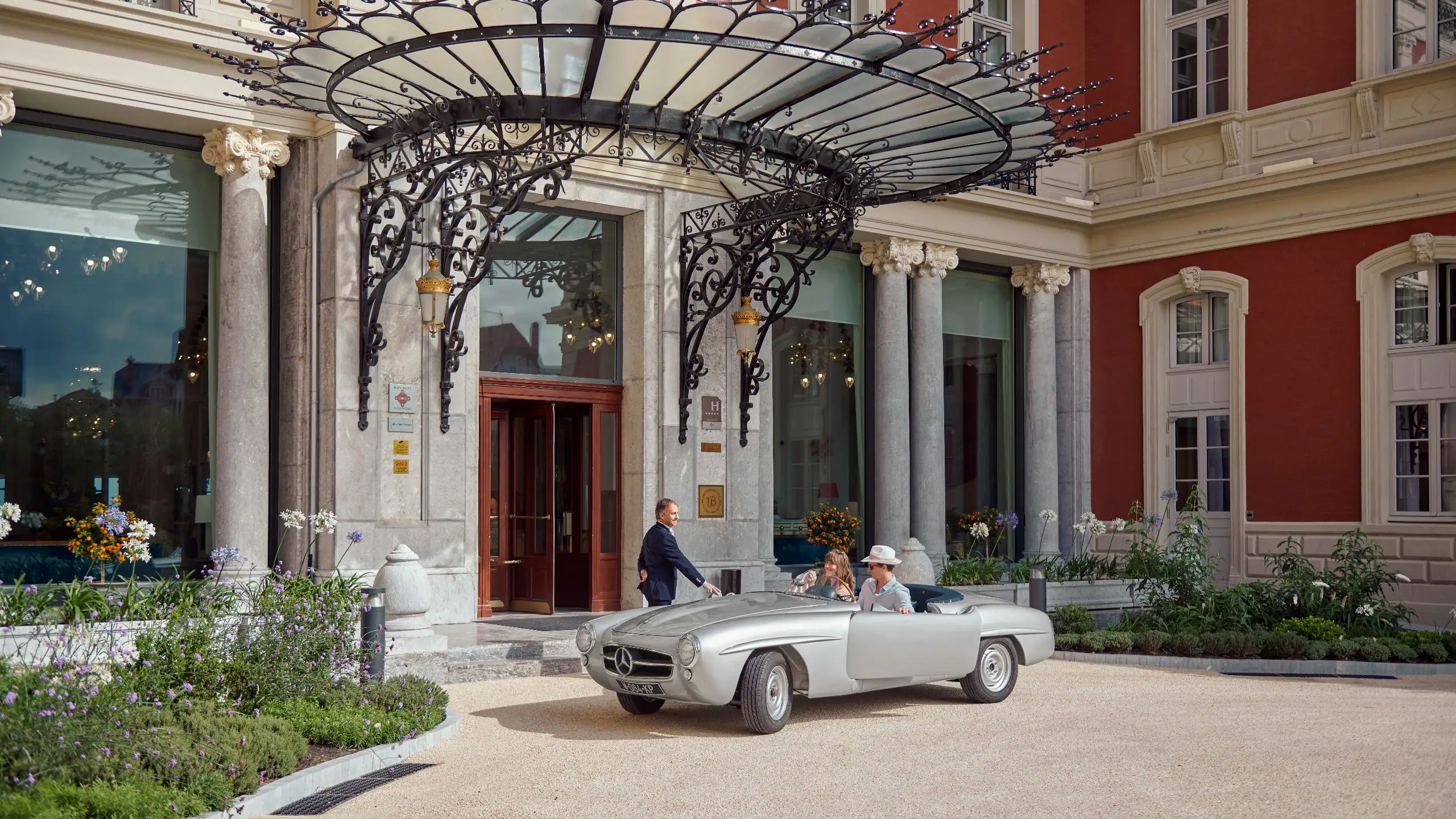 BIQUB-P0355-Lobby-Entrance.16×9