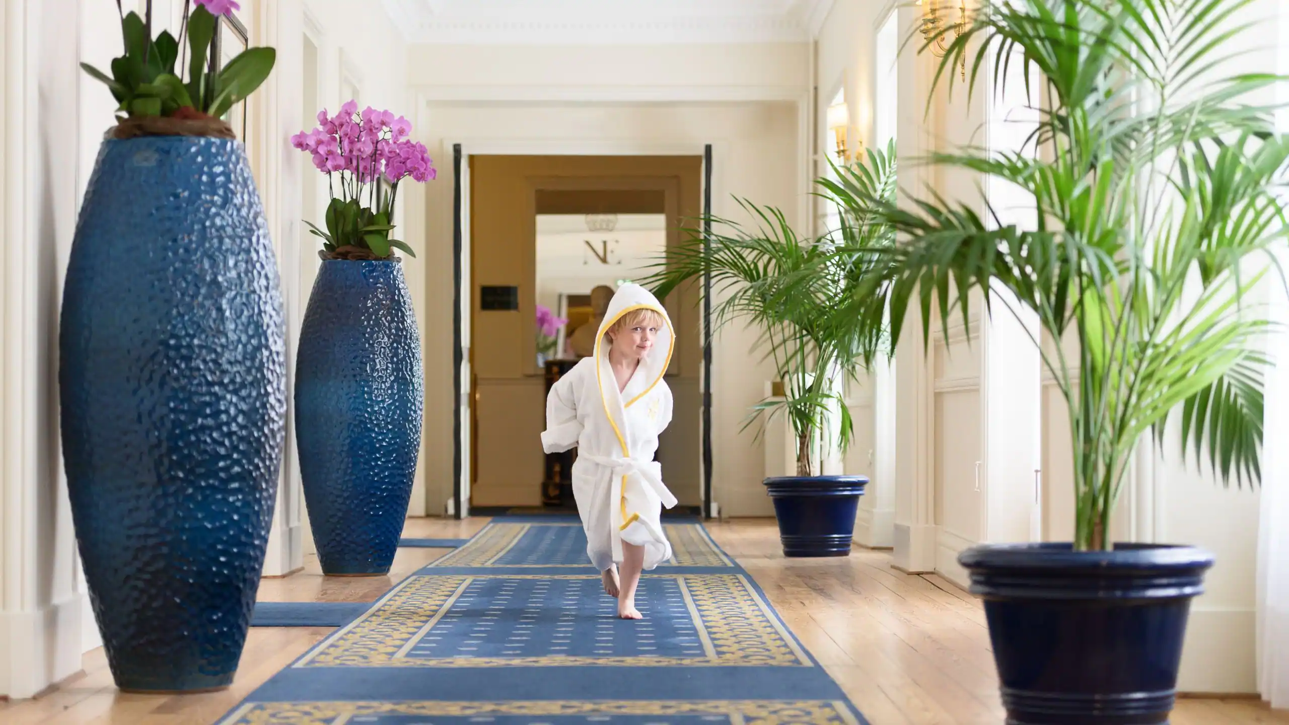 Hotel-du-Palais-Biarritz-P029-Corridor-Kid.16×9