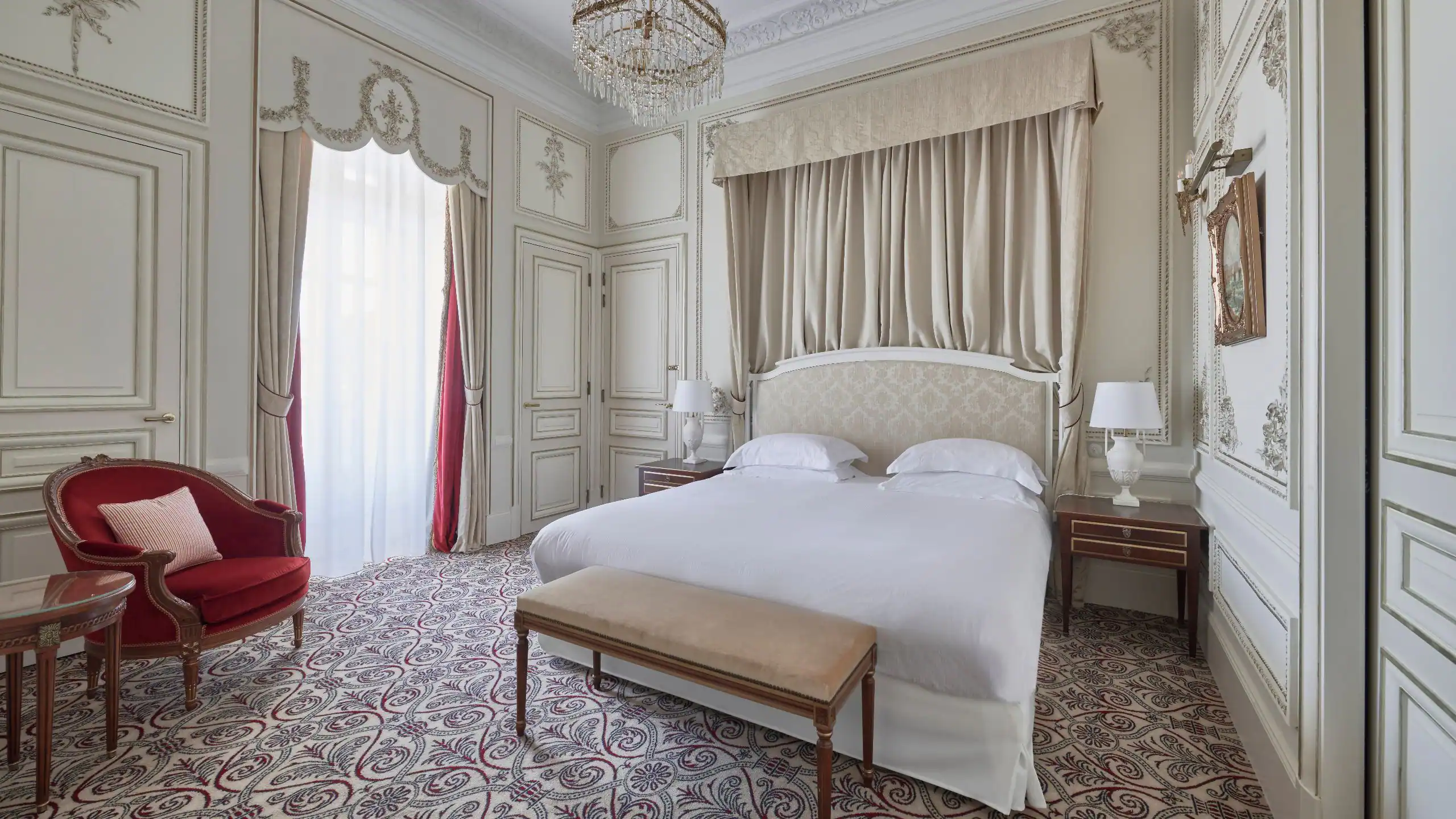 Hotel-du-Palais-Biarritz-P087-Royal-Suite-Bedroom.16×9