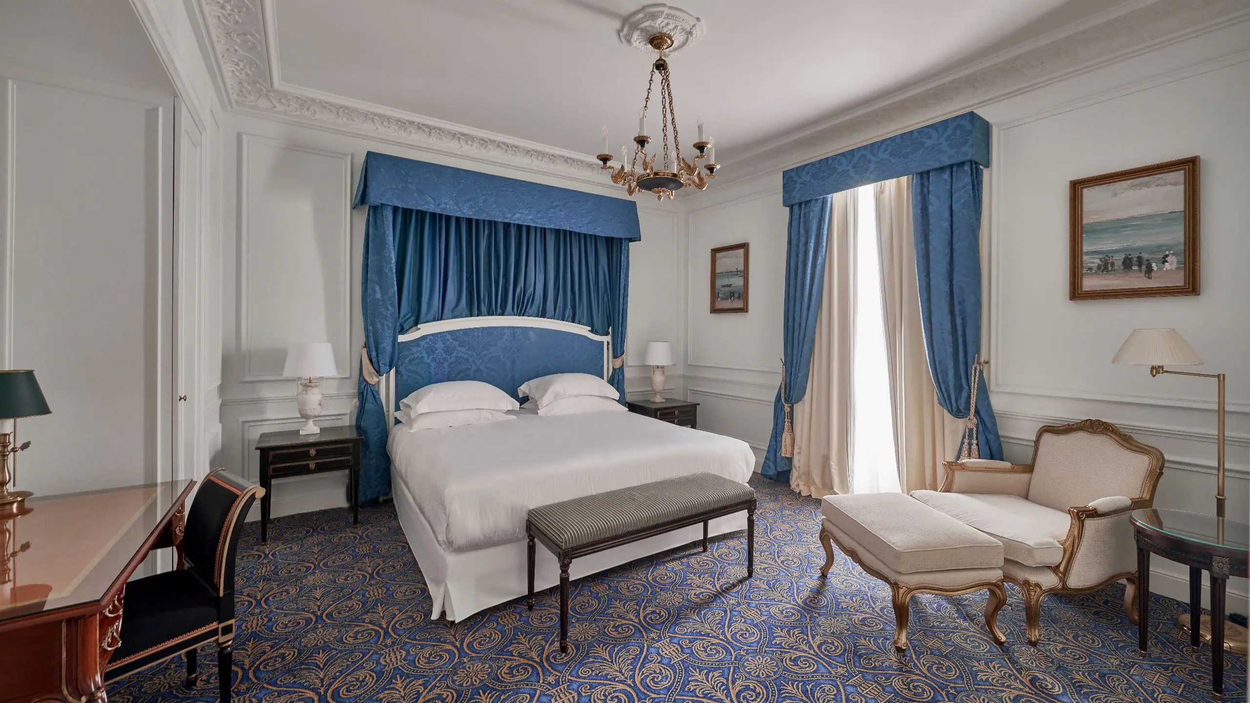 Hotel-du-Palais-Biarritz-P090-King-Royal-Suite-Bedroom.16×9