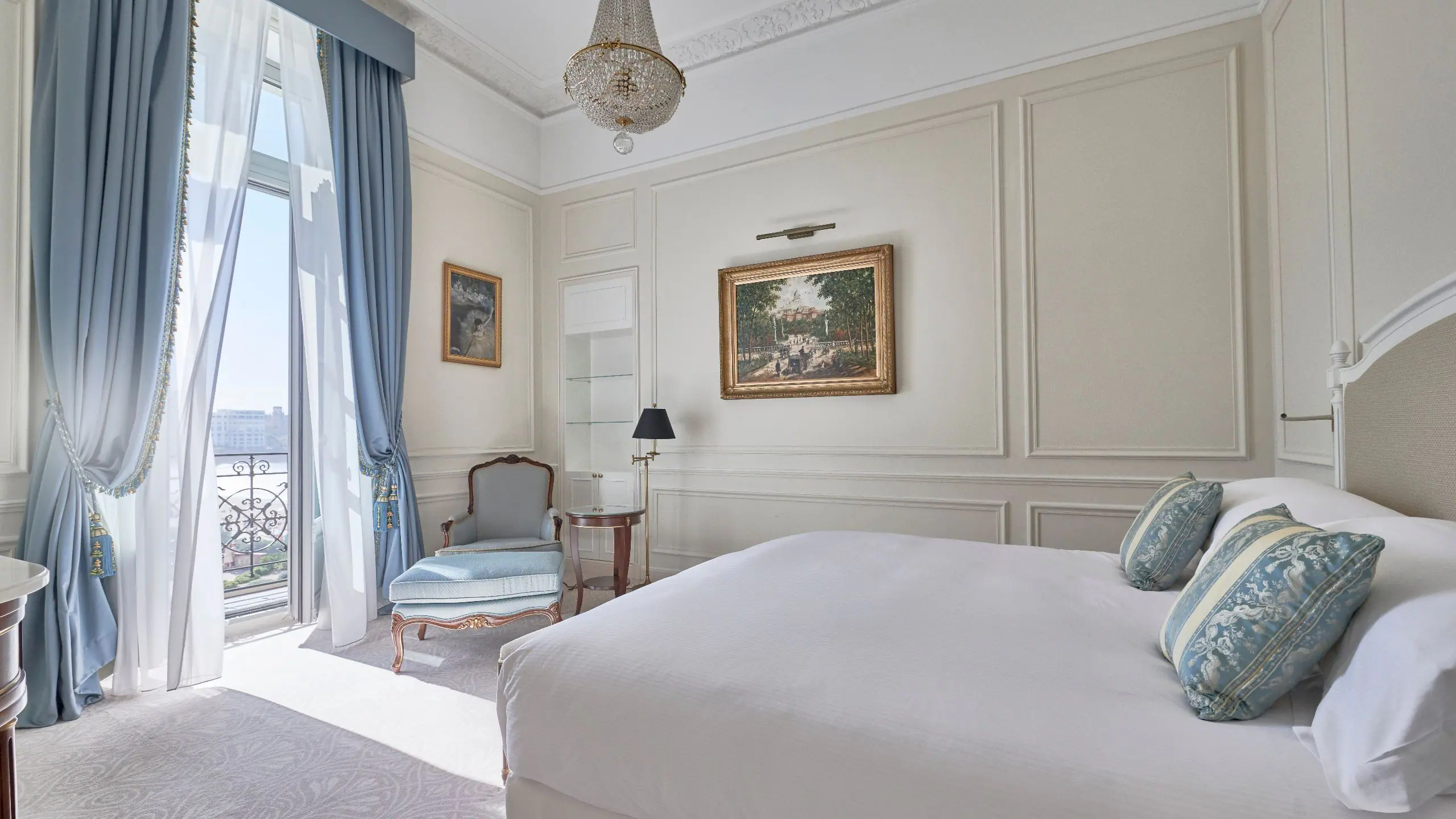 Hotel-du-Palais-Biarritz-P100-Ambassador-Suite-Bedroom.16×9