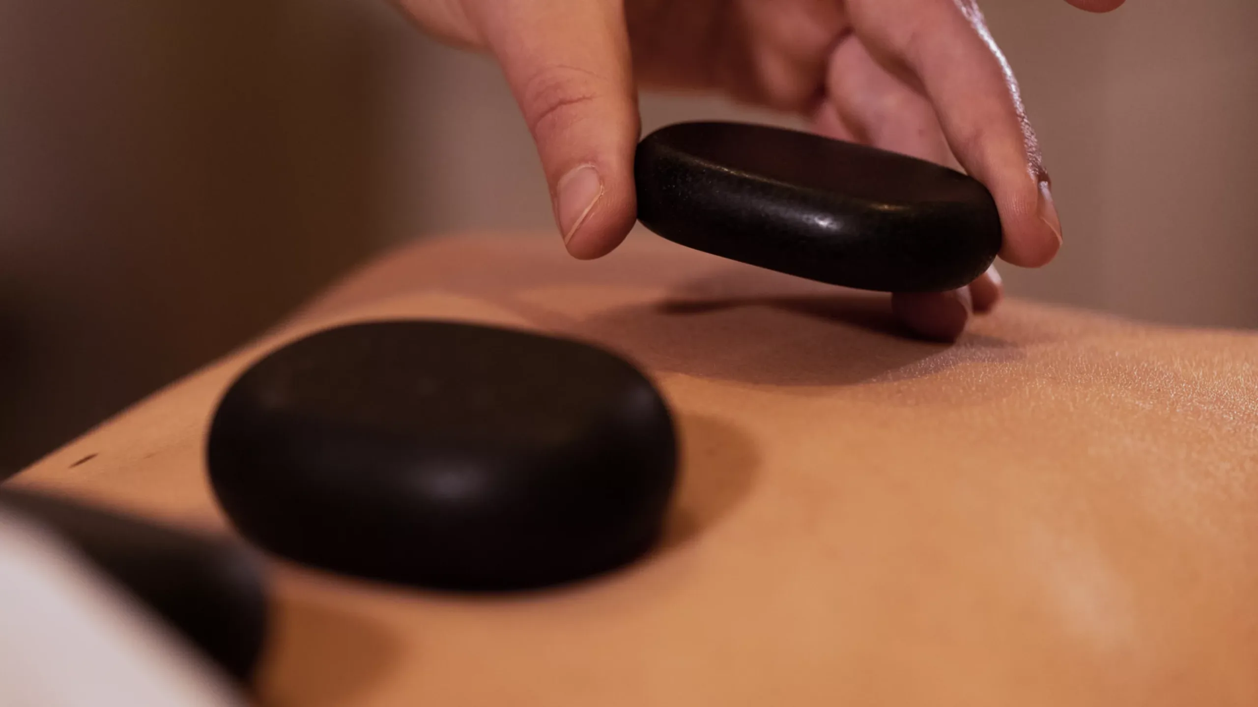 RWCdB_TheSpa_HotStones_WIDE-LARGE-16-9