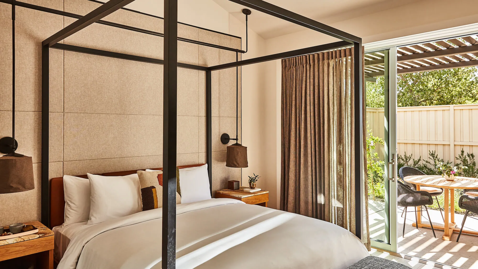 sol-gallery-stay-orchardsuite-bed