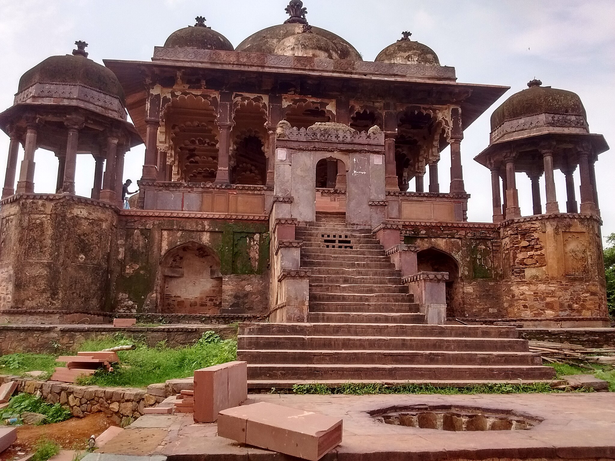 2048px-36_Pillars_Chhatri_-_Ranthambore_Fort,_Sawai_Madhopur