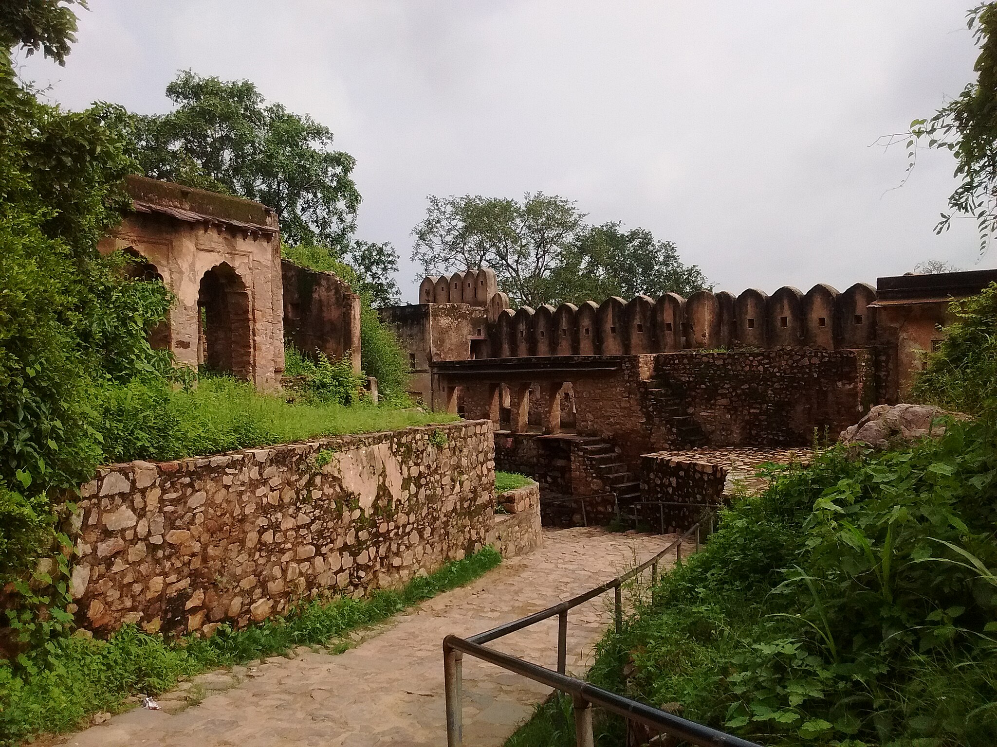 2048px-Pathway1_-_Ranthambore_Fort,_Sawai_Madhopur