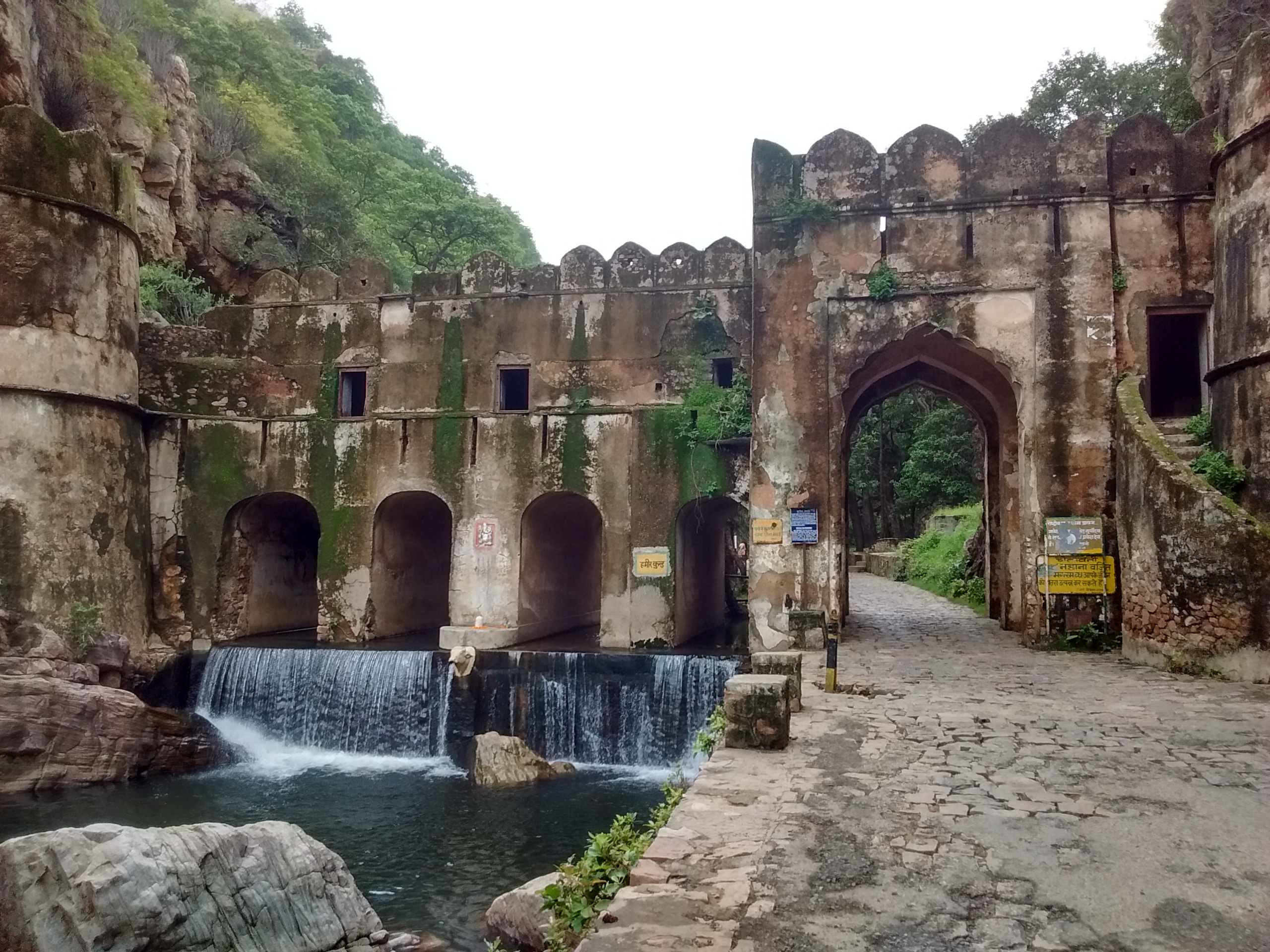 Hamir_Kund_-_Entrance_to_Ranthambore_Fort,_Sawai_Madhopur