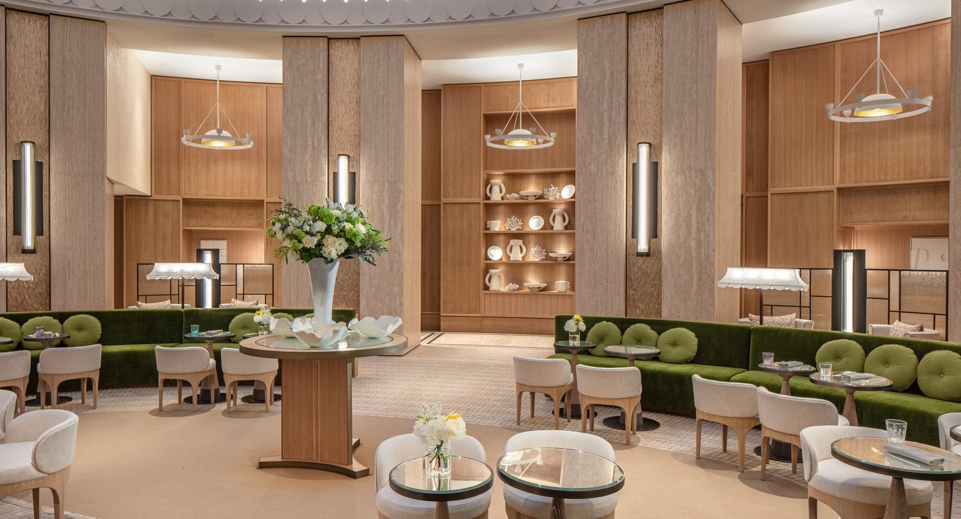 anantara_plaza_nice_hotel_les_colonnades_detail_shot_with_few_tables_0484-1920x