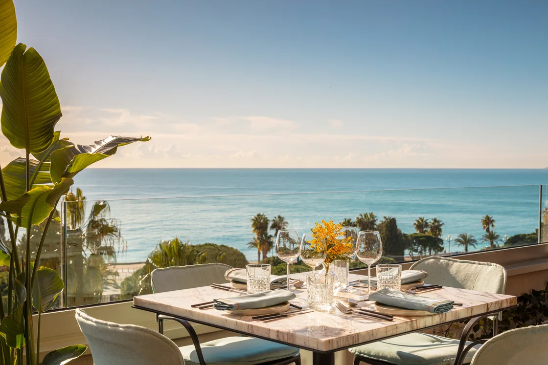 anantara_plaza_nice_hotel_restaurant_balcony_sea_view_table_0409-1120×747 (1)