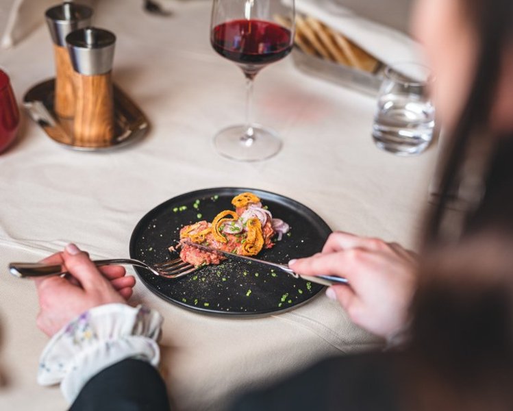 csm_Kulinarik_Beef_Tatar_9_komprimiert_c_Interalpen-Hotel_Tyrol_6a93848407