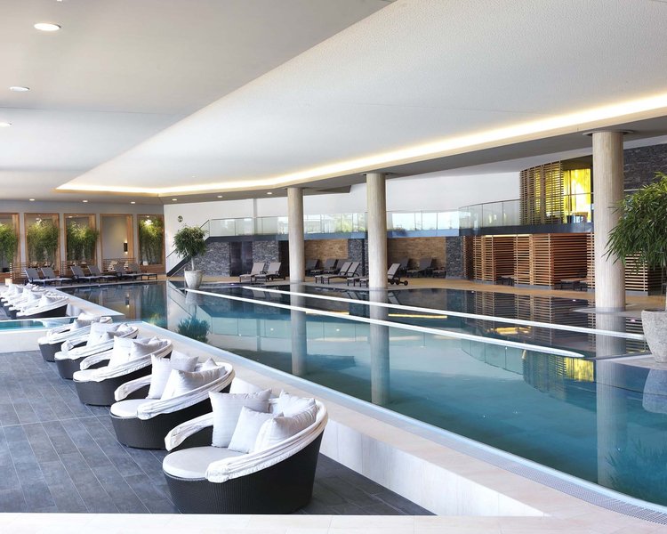 csm__c_Interalpen-Hotel_Tyrol_Indoorpool_mit_Loungeinseln_f8a5073492
