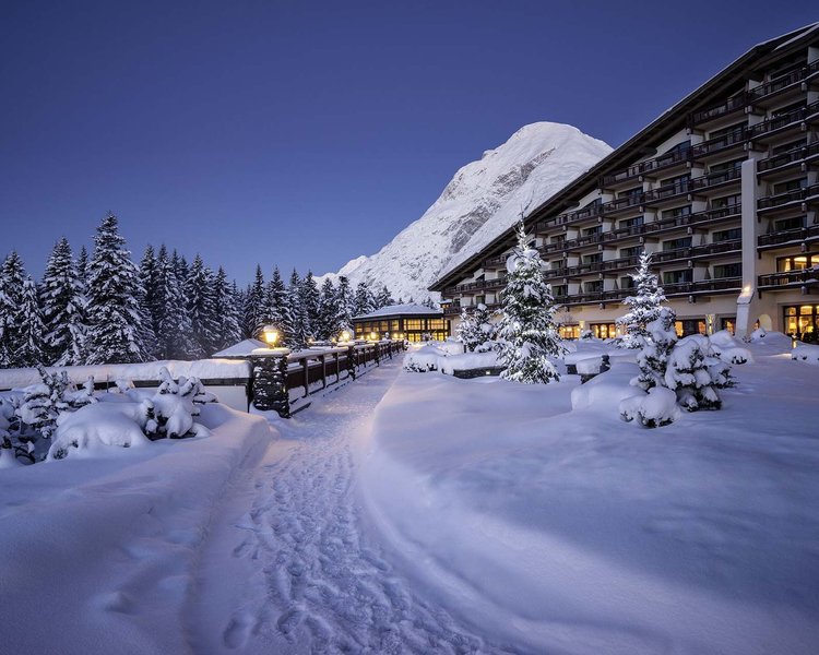 csm__c_Interalpen-Hotel_Tyrol_Winter_Aussenansicht_Nacht_beschneiter_Weg_ab9e