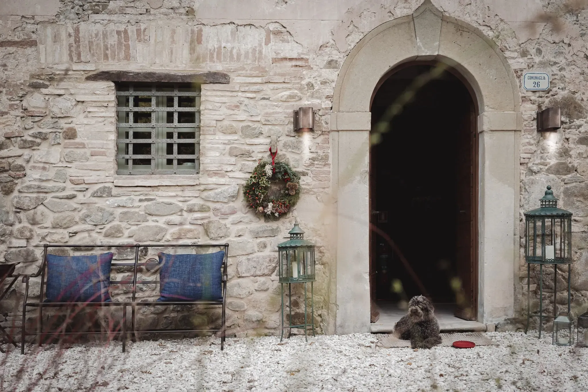 imgi_38_656f1558cf29d102df700f34_book-a-room-min